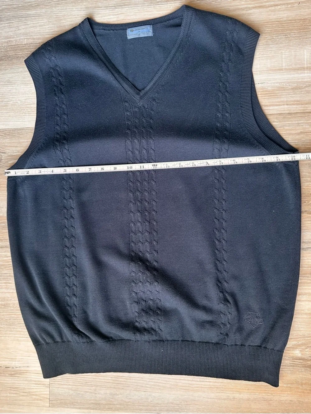 Vintage Descente International Collection Men's Black Cable Knit V-Neck Sweater